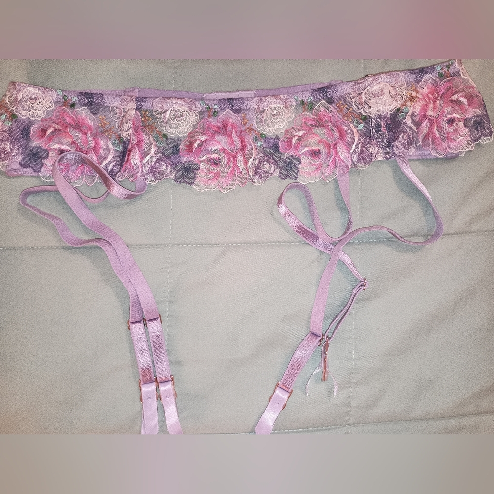 NWT Floral embroidered garter belt